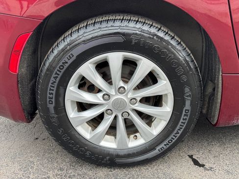 Used 2018 Chrysler Pacifica Touring-L w/ Advanced Safetytec Group image 12