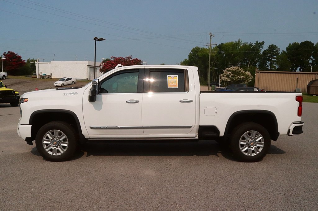 Used 2024 Chevrolet Silverado 2500 High Country w/ Technology Package AWD/4WD image 4