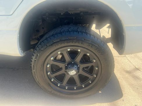 Used 2019 Nissan Titan SV AWD/4WD image 14