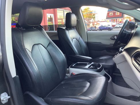 Used 2020 Chrysler Pacifica Touring-L Plus image 17
