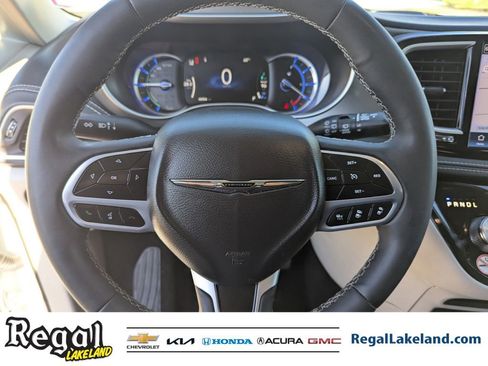 Used 2024 Chrysler Pacifica Select image 28