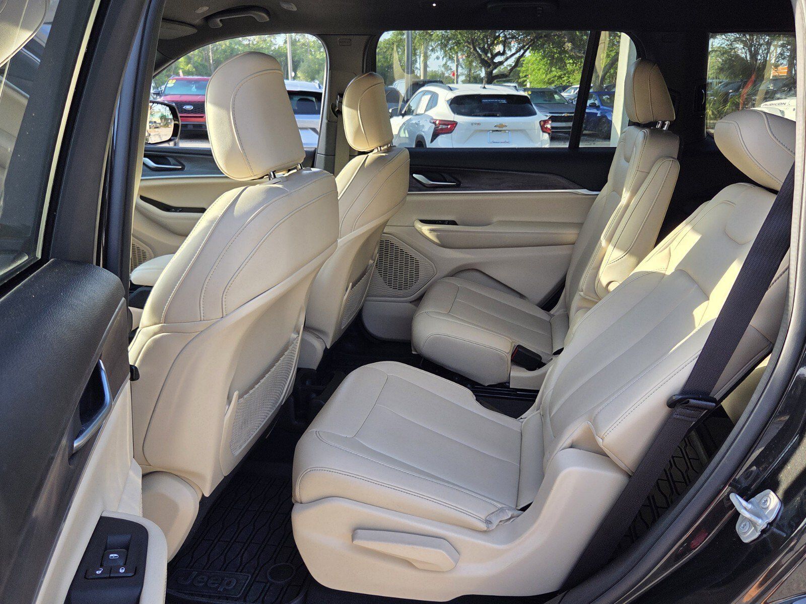 Used 2023 Jeep Grand Cherokee L Limited RWD image 13