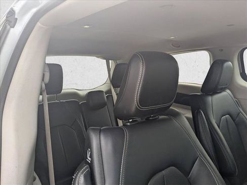 Used 2024 Chrysler Pacifica Limited FWD image 18