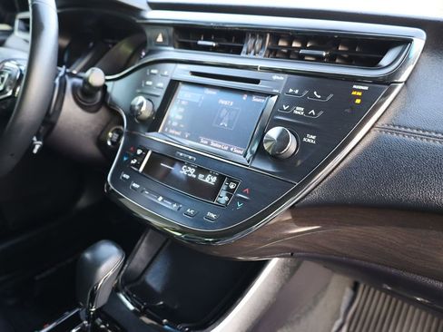Used 2018 Toyota Avalon XLE image 15