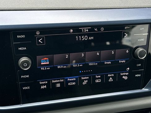 Used 2023 Volkswagen Taos SE w/ Panoramic Sunroof Package FWD image 18