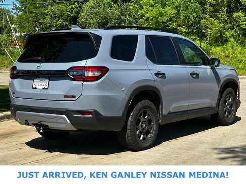 Used 2023 Honda Pilot TrailSport image 3