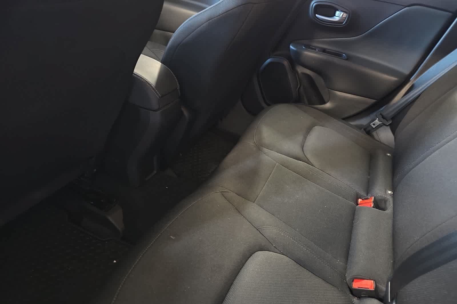 Used 2023 Jeep Renegade Latitude AWD/4WD image 5