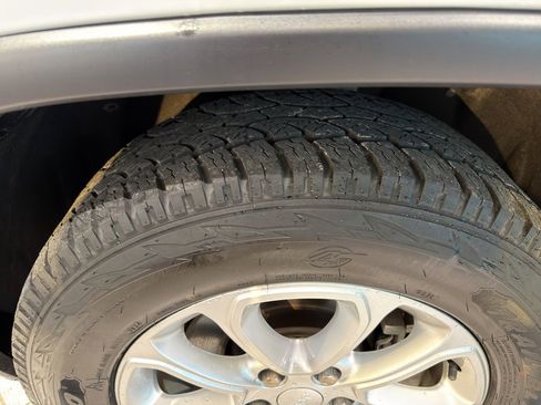 Used 2021 Jeep Grand Cherokee Laredo image 10