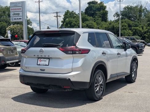Used 2024 Nissan Rogue S FWD image 3