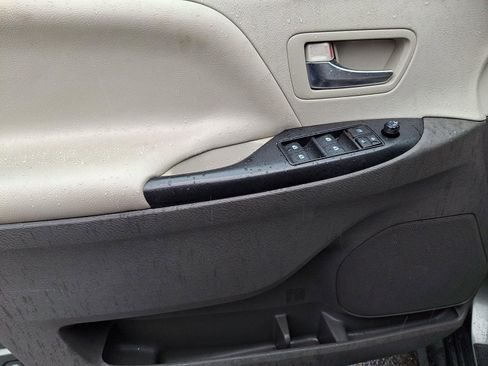 Used 2020 Toyota Sienna LE image 13