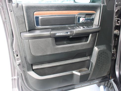 Used 2018 RAM 1500 Laramie image 12