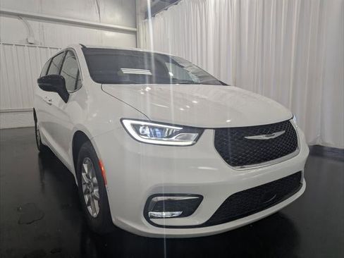 New 2026 Chrysler Pacifica Select image 35