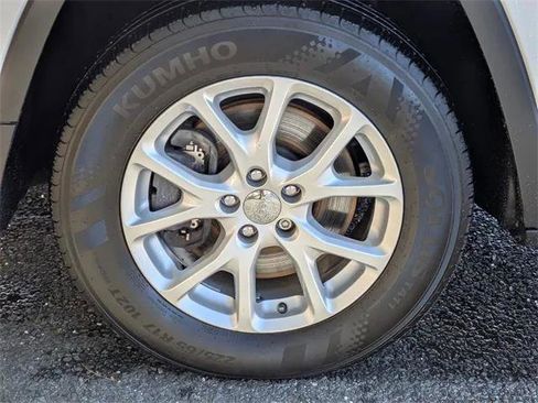 Certified 2017 Jeep Cherokee Latitude w/ Comfort/Convenience Group image 9