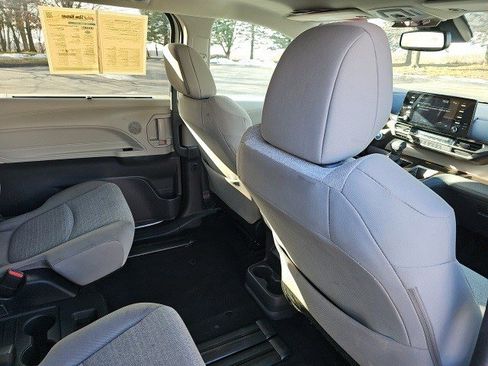 Used 2024 Toyota Sienna LE image 17