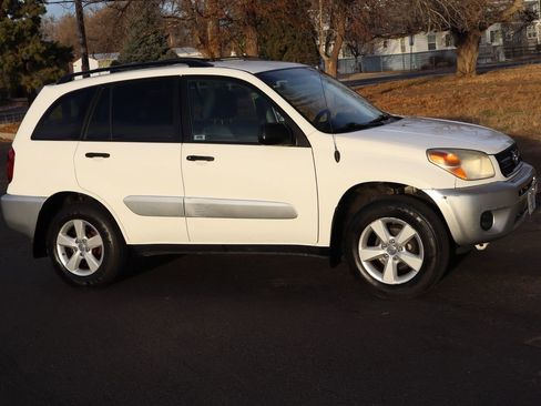 Used 2005 Toyota RAV4 4WD image 2