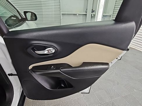 Used 2016 Jeep Cherokee Sport image 31