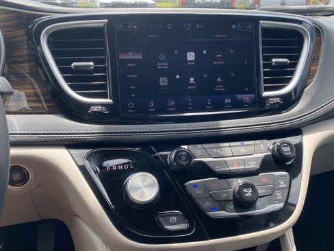 Used 2024 Chrysler Pacifica Limited FWD image 30