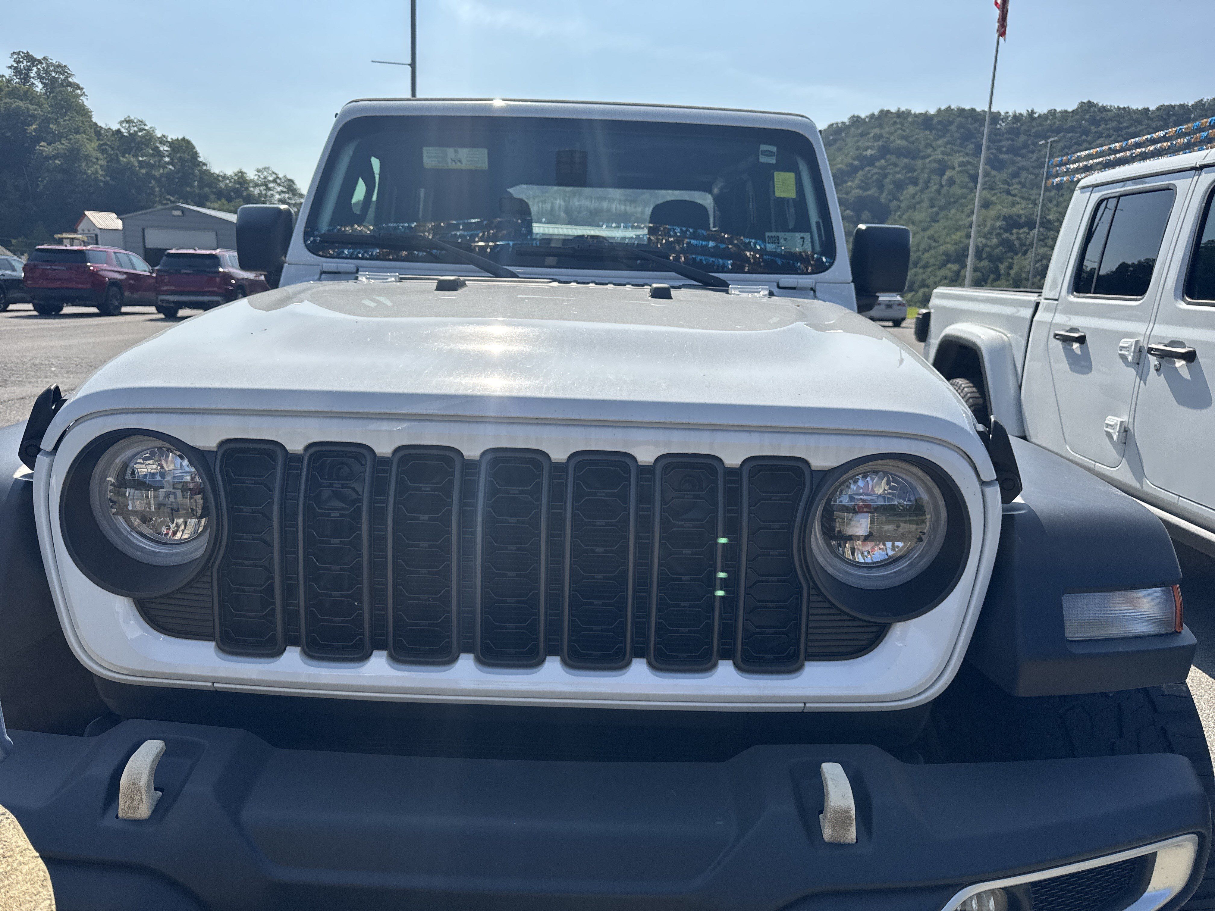 Used 2024 Jeep Gladiator Sport AWD/4WD image 3