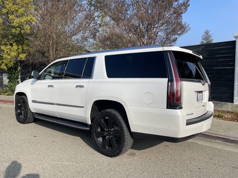 Used 2019 Cadillac Escalade ESV 4WD image 4