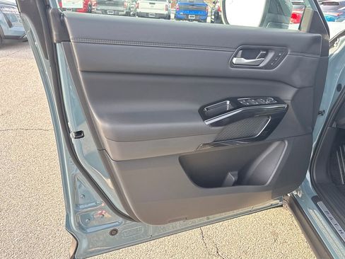 New 2026 Nissan Pathfinder Platinum image 11