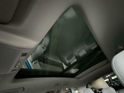 Certified 2024 Volkswagen Taos SE FWD image 17