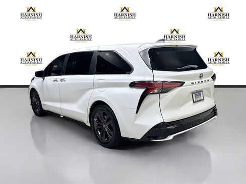Used 2021 Toyota Sienna XSE image 7