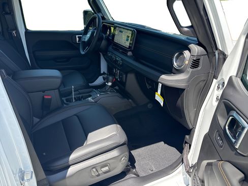 Used 2025 Jeep Gladiator Sport w/ Premium Package image 18