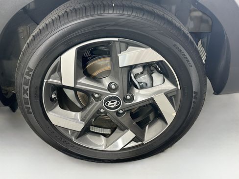 Used 2025 Hyundai Venue SEL FWD image 11