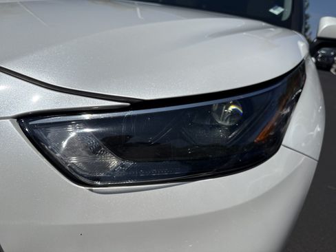 Used 2023 Toyota Highlander XLE FWD image 6