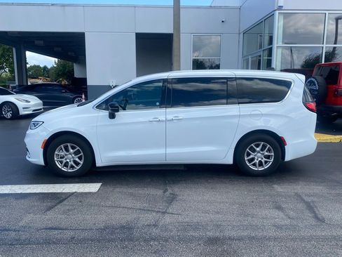 Used 2025 Chrysler Pacifica Select FWD image 6