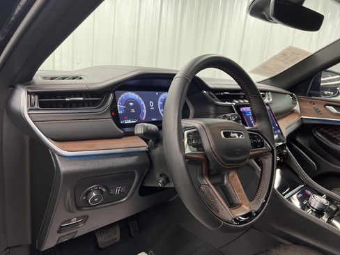 Used 2025 Jeep Grand Cherokee Summit w/ Obsidian Package image 16