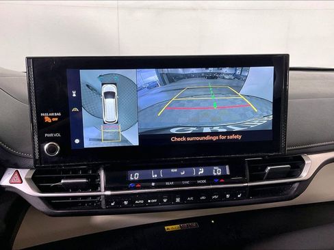 Used 2025 Toyota Sienna Platinum AWD/4WD image 31