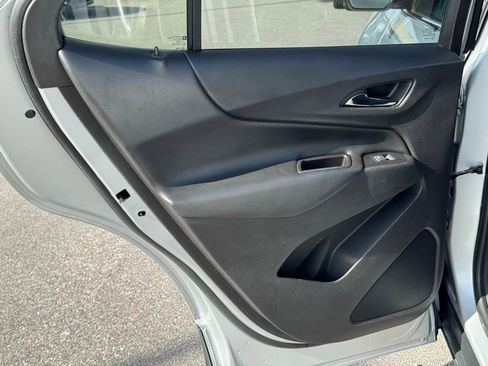 Used 2018 Chevrolet Equinox LT image 19