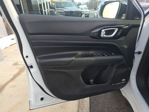 Certified 2025 Jeep Compass Limited w/ High Altitude Package image 10