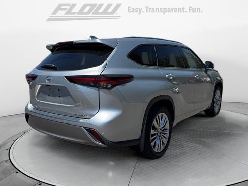 Certified 2024 Toyota Highlander Platinum FWD image 7