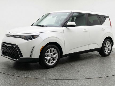 Used 2025 Kia Soul LX w/ LX Technology Package image 3