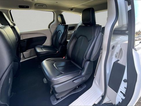 Used 2023 Chrysler Pacifica Touring-L FWD image 22