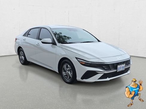 Certified 2024 Hyundai Elantra SE FWD image 3