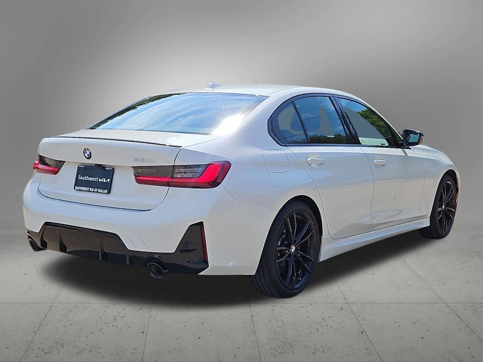 Used 2023 BMW 330i Sedan w/ M Sport Package RWD image 5