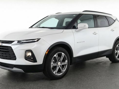 Used 2025 Chevrolet Blazer LT FWD image 3
