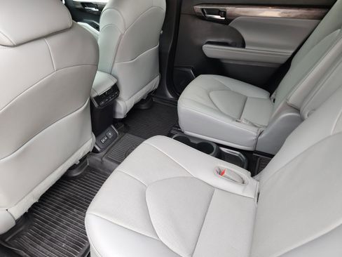 Used 2023 Toyota Highlander Limited FWD image 27