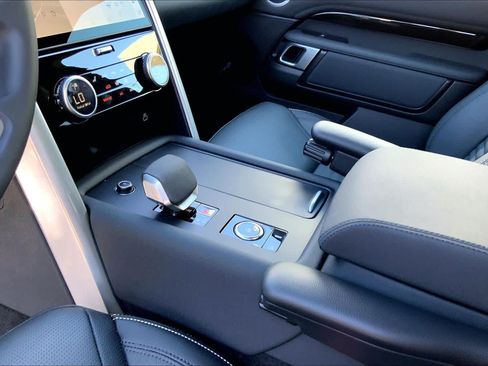 Used 2025 Land Rover Discovery S AWD/4WD image 15