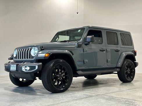 Used 2025 Jeep Wrangler Unlimited Sahara AWD/4WD image 2