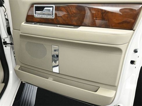 Used 2014 Lincoln Navigator 4WD image 20