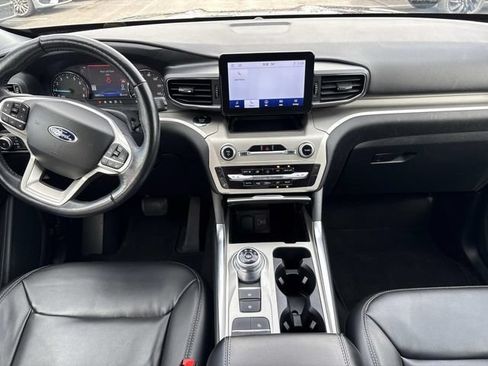 Certified 2022 Ford Explorer XLT w/ Equipment Group 202A RWD image 16