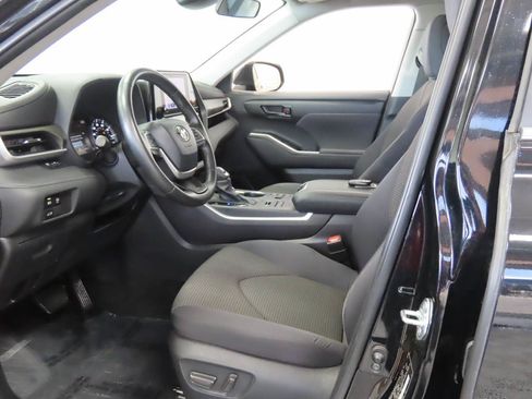 Used 2024 Toyota Highlander LE AWD/4WD image 15