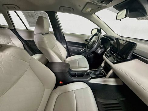 Certified 2025 Toyota Corolla Cross L FWD image 25