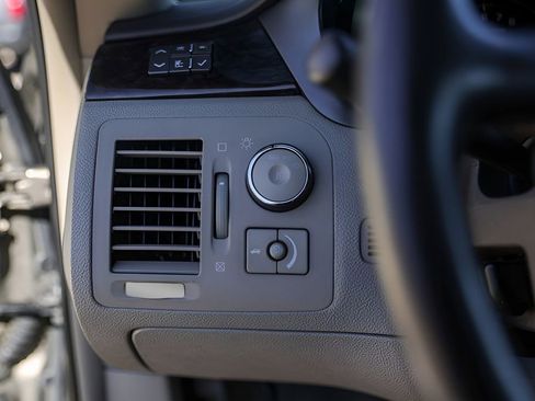 Used 2010 Cadillac DTS Luxury image 18