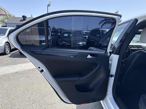 Used 2015 Volkswagen Jetta Sport image 10