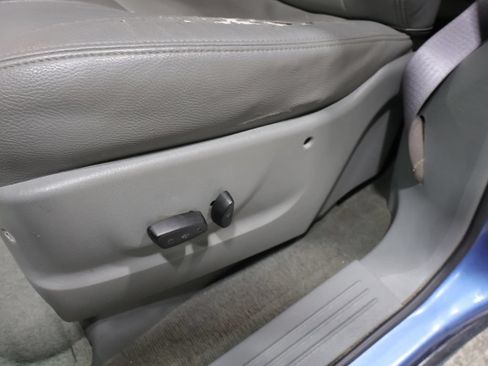 Used 2007 Chrysler Town & Country Touring w/ Leather Interior Group FWD image 12